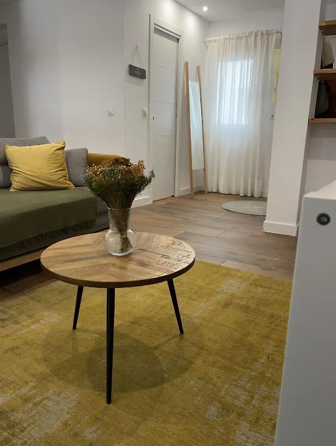 Petit Apartment Los Remedios Севилья 0*,